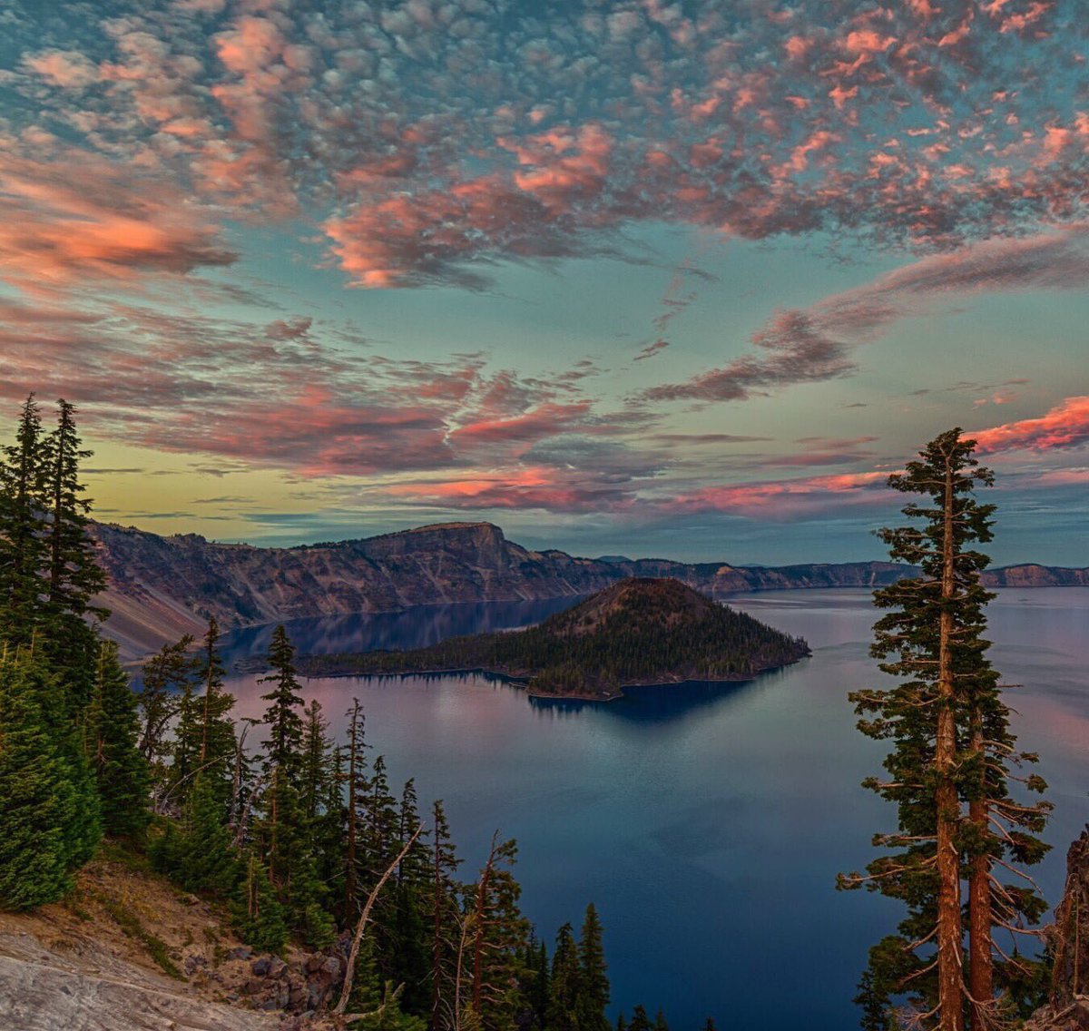 Our most popular pic last week: This striking #sunset <a href="/CraterLakeNPS/">Crater Lake</a> by Jeff C. Bryant #Oregon