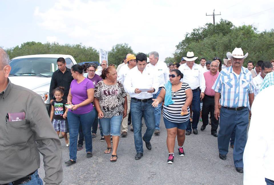 HOYTamaulipas's tweet photo. #Tamaulipas 
Dar certeza jurídica a familias es compromiso de Mario de la Garza
LEE ⇉   https://t.co/eSOS6nVvv0 https://t.co/Qf1a7KZucL