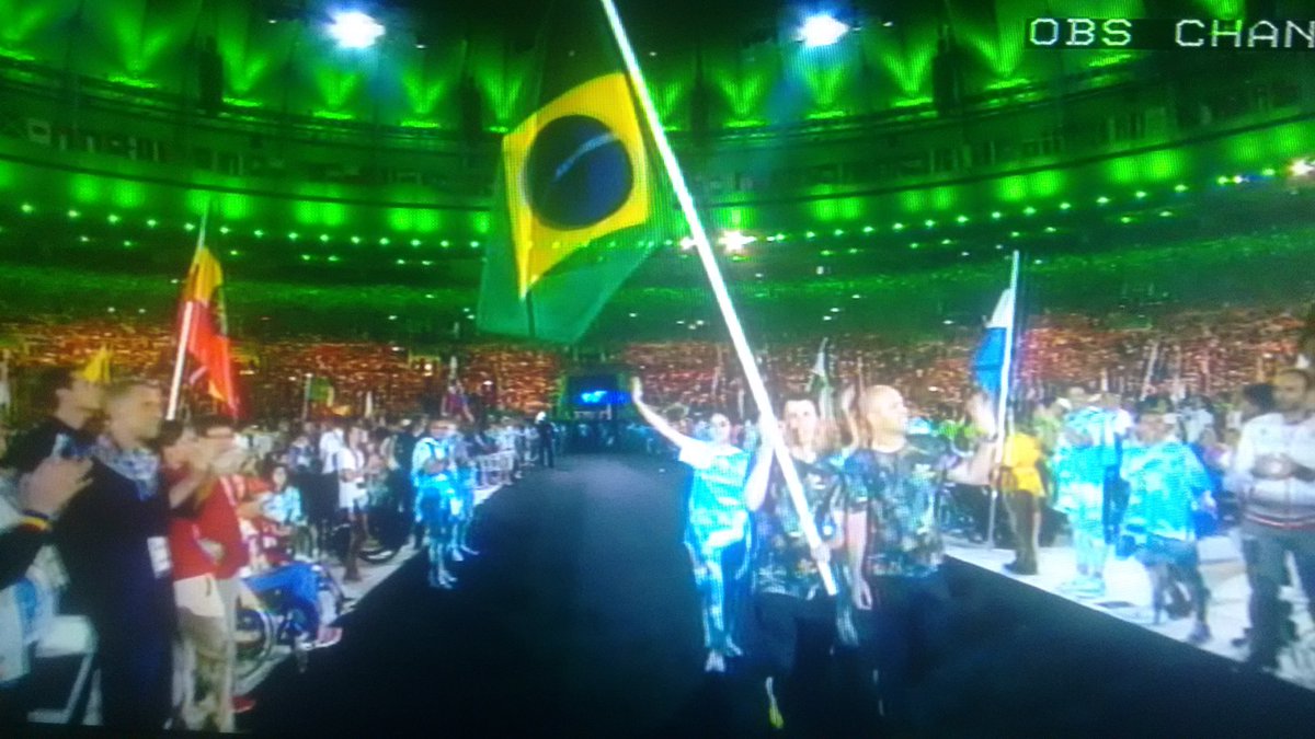 julianalisboa's tweet photo. Autor do gol de #ouro no #futebol5, Ricardinho conduz a bandeira do Brasil #CerimoniaDeEncerramento https://t.co/b3o0oElZjR