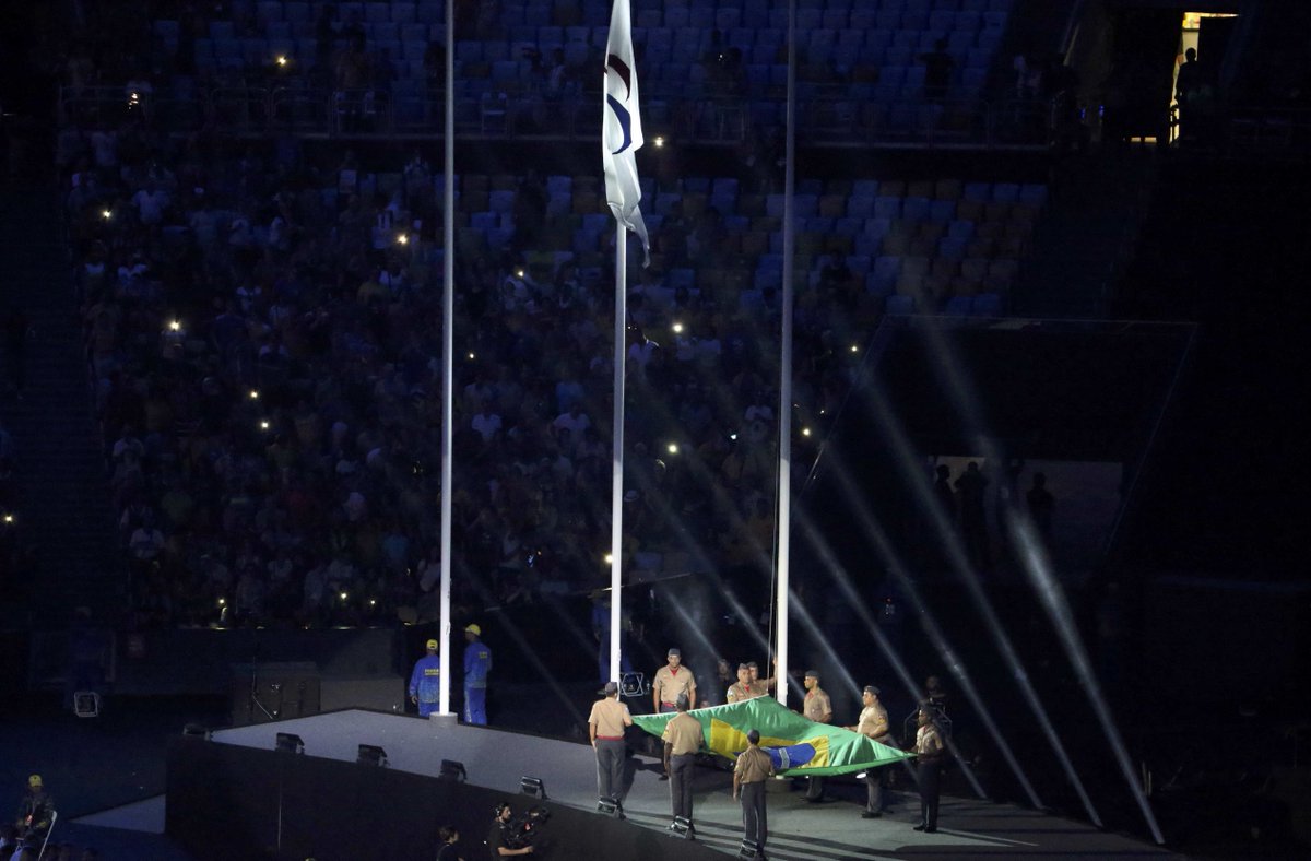 BBCSport's tweet photo. The Brazilian flag 🇧🇷 makes its grand entrance into the #ClosingCeremony! 

https://t.co/J6Xp8CXeZi #bbcrio2016 https://t.co/RPBIHQ7eRh