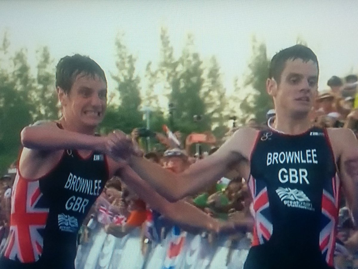 SimeonOnTheWeb's tweet photo. One of the most painful yet beautiful moments I've ever seen! @jonny_brownlee @AliBrownleetri https://t.co/rOj7K6qGEh