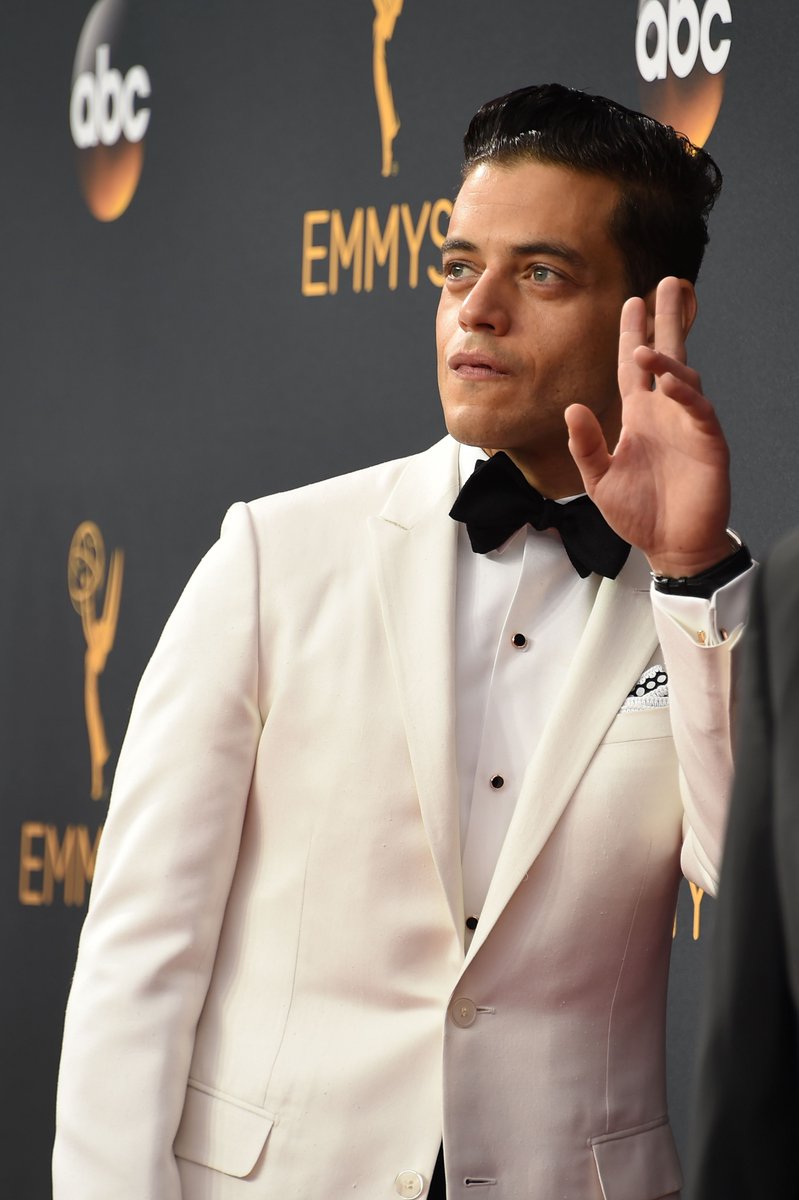 Elliot cambia los ordenadores por la alfombra roja por un día. Rami Malek en los #Emmys #MrRobot
