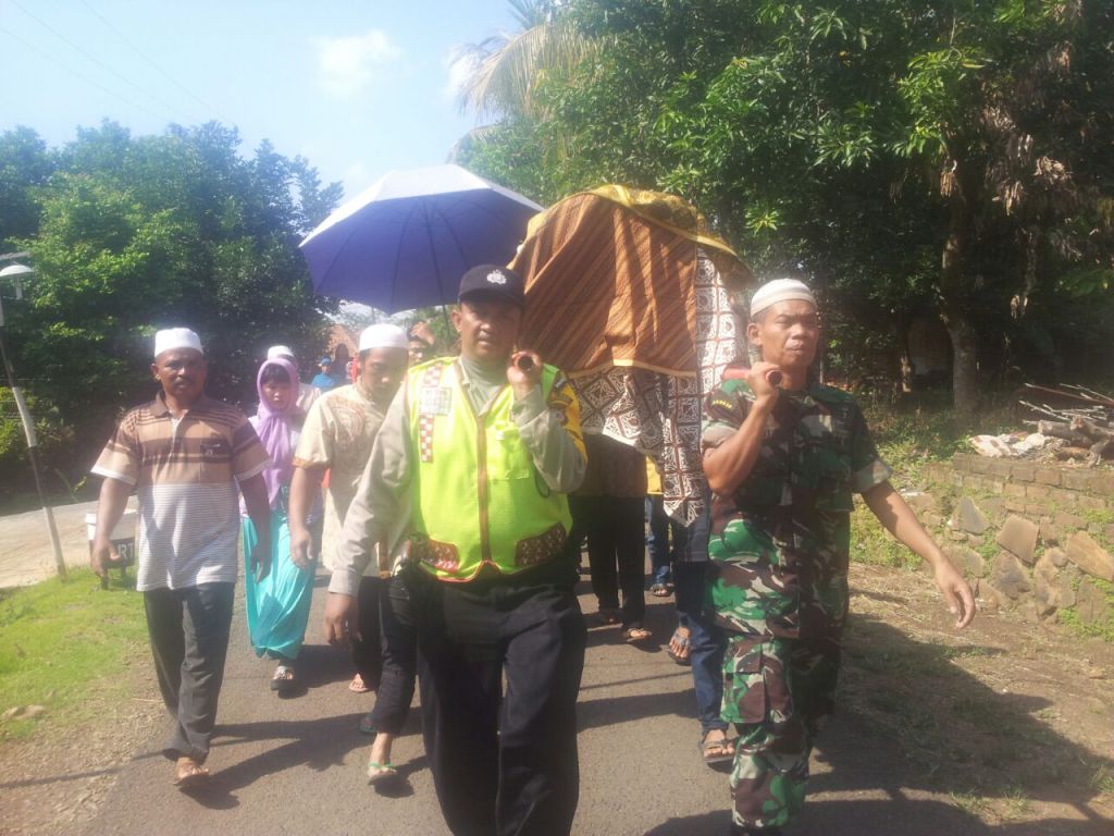 humaspolres_pwk's tweet photo. Bhabinkamtibmas Polsek Cibatu Polres Purwakarta Lakukan Takziyah Kepada Almarhum Ketua DKM… https://t.co/LWk17g4pFi https://t.co/Mqc0fXsNfE