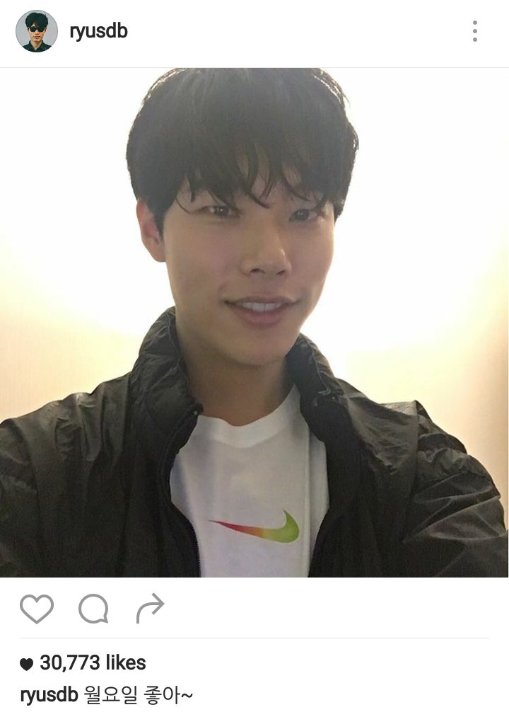ryuyeolstar's tweet photo. 160919 #RyuJunYeol Instagram update
I like Monday~

@ryusdb: 월요일 좋아~

#류준열 https://t.co/1nV3ejRxmw