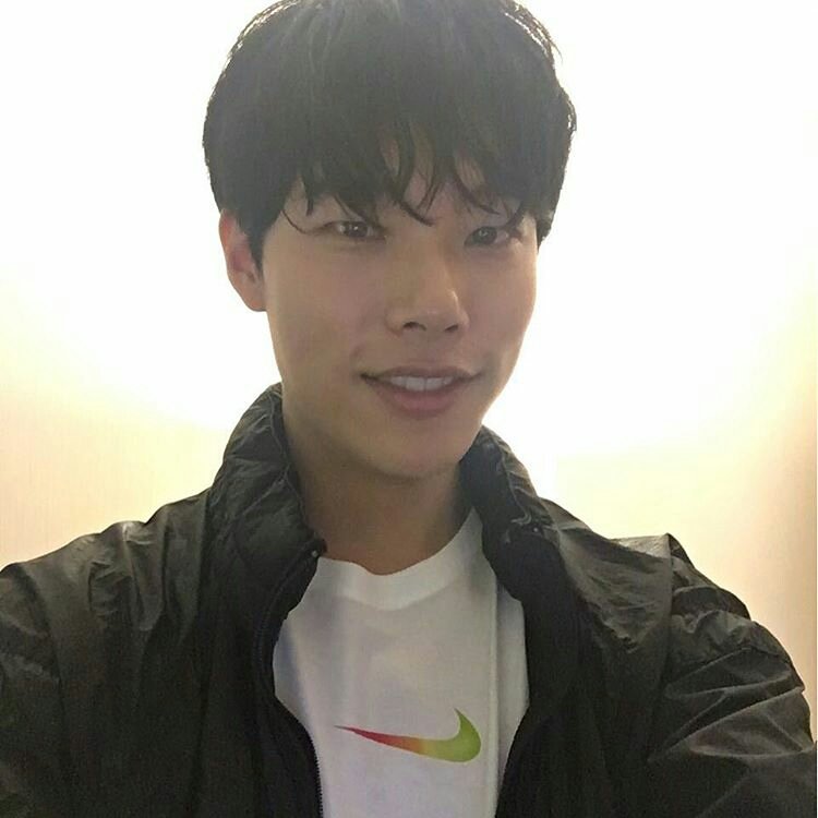 ryuyeolstar's tweet photo. 160919 #RyuJunYeol Instagram update
I like Monday~

@ryusdb: 월요일 좋아~

#류준열 https://t.co/1nV3ejRxmw