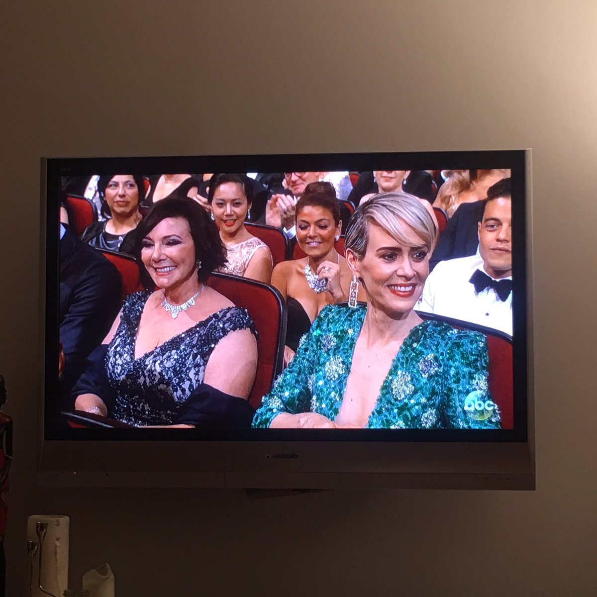 toteswondY's tweet photo. Looove that Sarah Paulson brought Marcia Clark as her +1 to the #Emmys #PeoplevsOJSimpson https://t.co/M7TCF0rLzZ