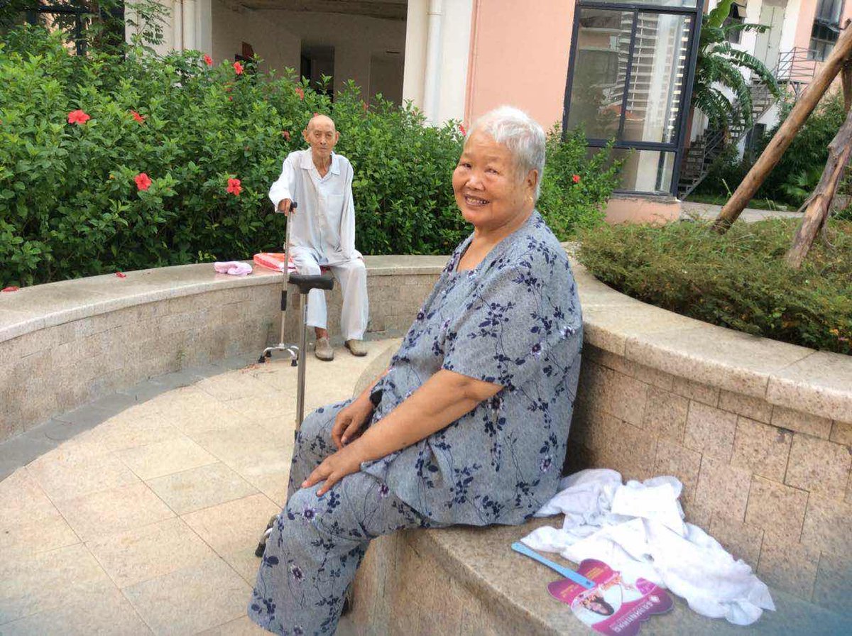 zh111111's tweet photo. 妈妈和爸爸同岁～～可爱的一对～～ https://t.co/yGPAMKfNPk