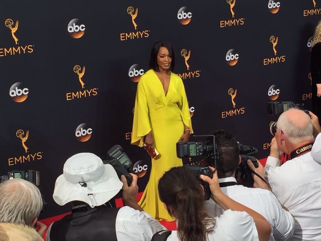 PoppyD's tweet photo. Be still, my canary yellow heart 💛💛💛 #Emmys https://t.co/rROxPBf9by
