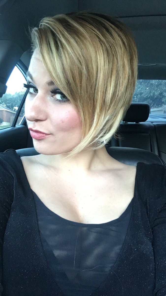 I seriously LOVE my new hair! #chi #blondeshavemorefun #asymmetricalbob #bold 🤗💇🏼💋