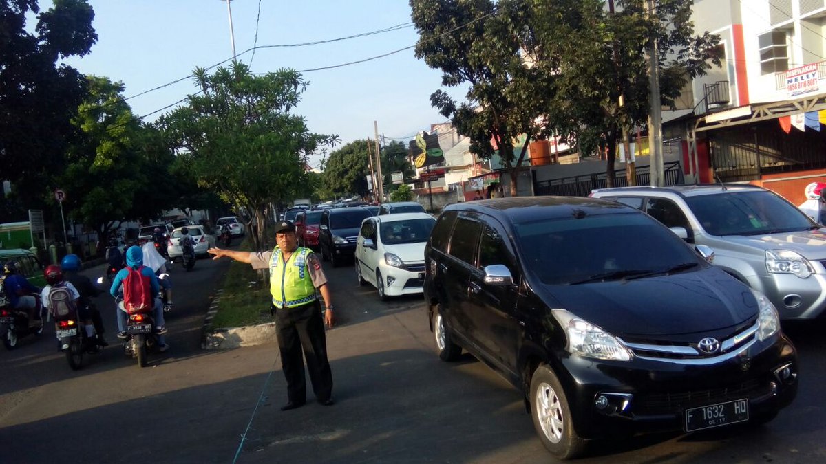 PolresBogorKota's tweet photo. 07:41 WIB. Pengaturan di Jl. Panduraya #Bogor urai kepadatan imbas pengecoran jalan dkt Taman Ekspresi. #RTMCjabar https://t.co/6UMqQ2MUV6