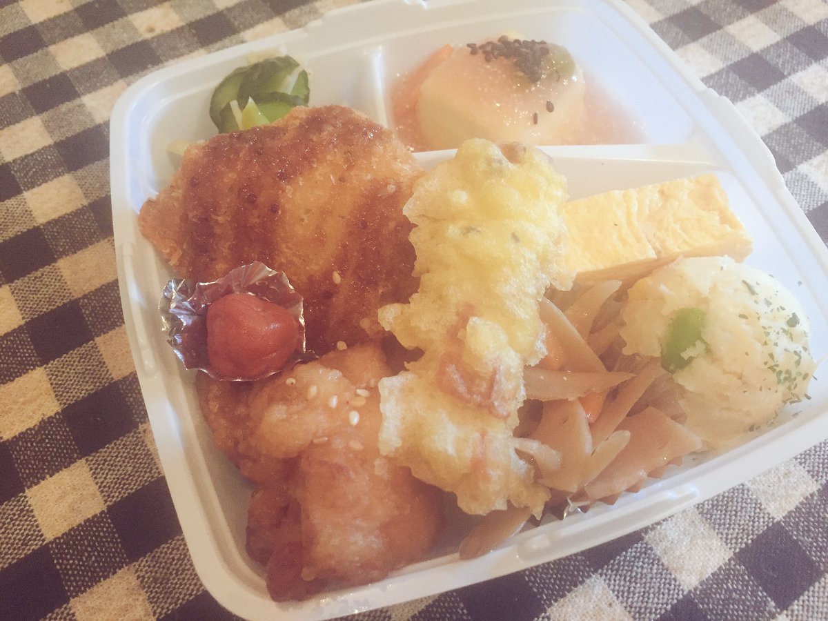 nee_mart's tweet photo. こんにちは◎
今日の日替わり弁当まだまだ
販売しております( ^ω^ )
今日のメインは鶏のからあげです。
白身フライも入って
ボリューム満点となってます★ https://t.co/l1rZAPvKNa