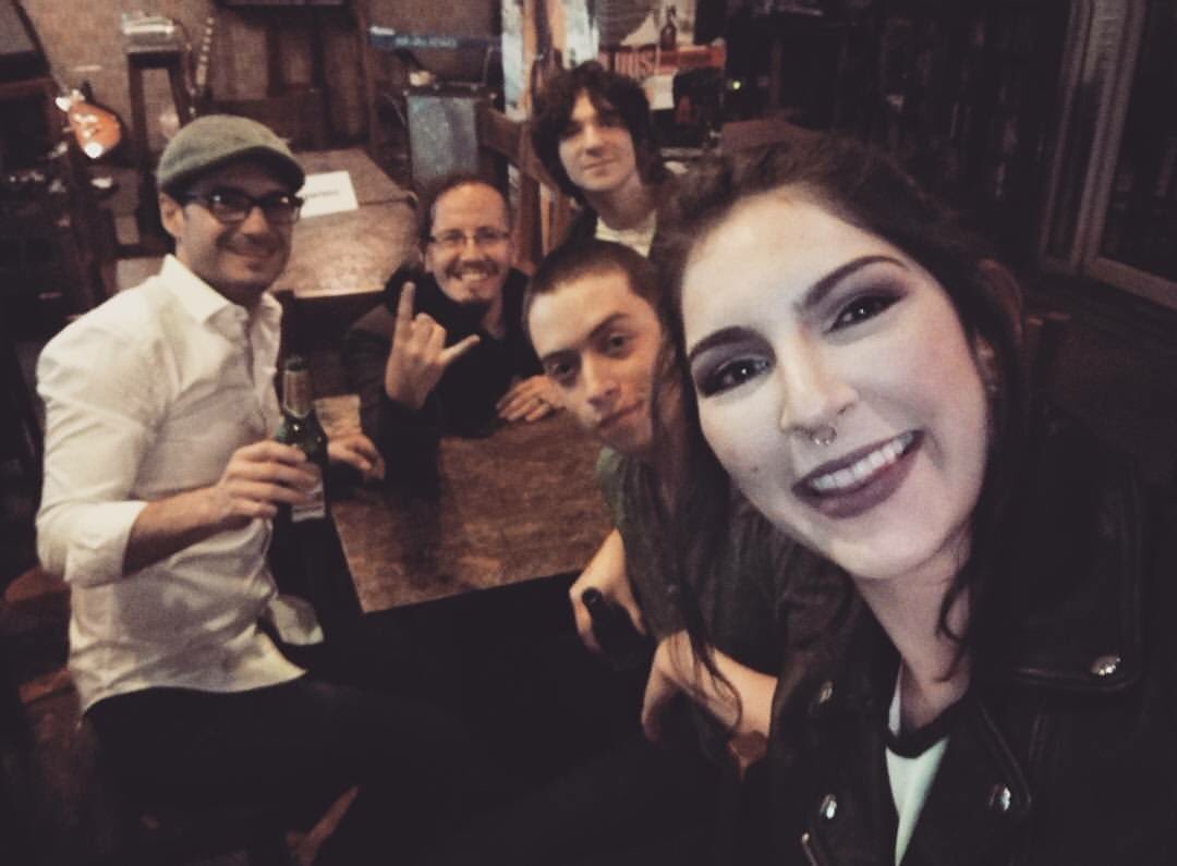 LolasRiot's tweet photo. #AboutLastNight ...antes del show en La Liebre junto a @DracoZodiac 🤘🏻🎶 #indie #rock #band #Quito #cheers! https://t.co/LFYiqUqDf8