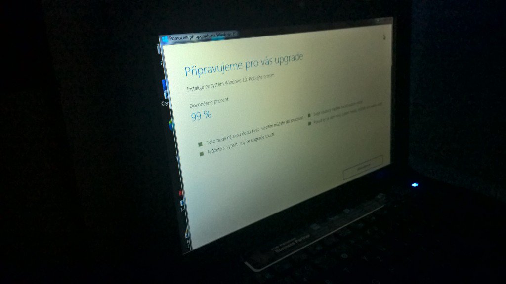 Steny48's tweet photo. Ráno, po cca šesti hodinách, ještě není update na #W10 připraven. No co, jdeme makat, snad večer. #AsusEEE https://t.co/kctj5oR70L