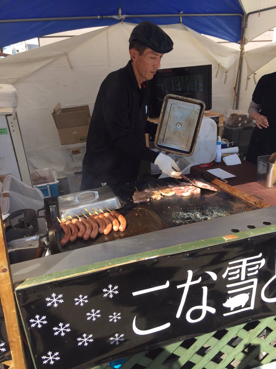 えこりん村 公式 こな雪とんとん の料理が屋台でスタンバイ う ん 食べたい 食べくらべたい