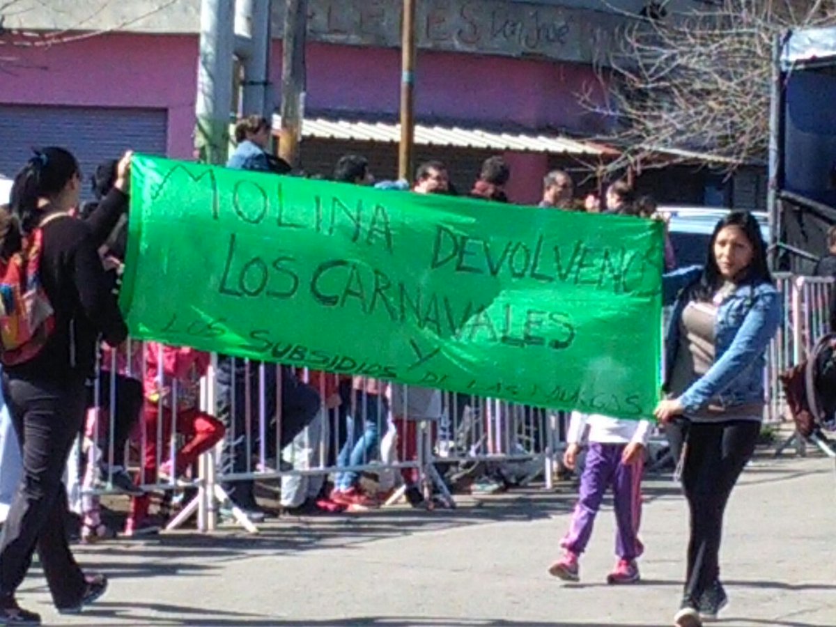 garciaangeld's tweet photo. El intendente no quiso mirar, espero que alguno en el palco haya tomado nota de reclamo de murga del Barrio La Paz https://t.co/QqCPlaFnmf