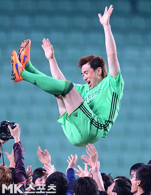 塩韓スポーツ 18日 蔚山vs浦項のハーフタイムに引退式を行った46歳のgkキム ビョンジ Kリーグ サッカー