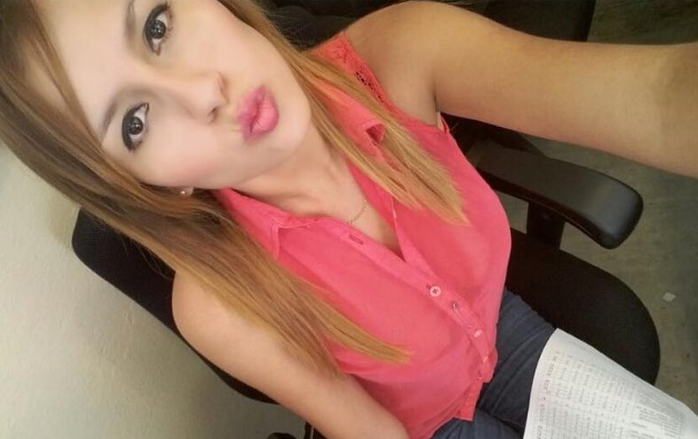 Ponte maquillaje y mil filtros mejor te hacen el favorcito, esconden tus Barros y tu cara de anoRexiKaA