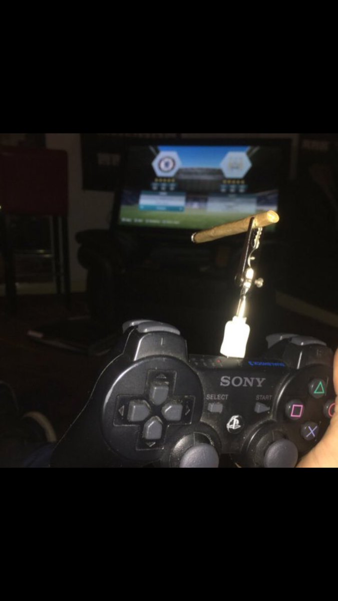 thomaslightablu's tweet photo. When you wanna smoke but don't wanna pause your game https://t.co/k4G8XlJRL8