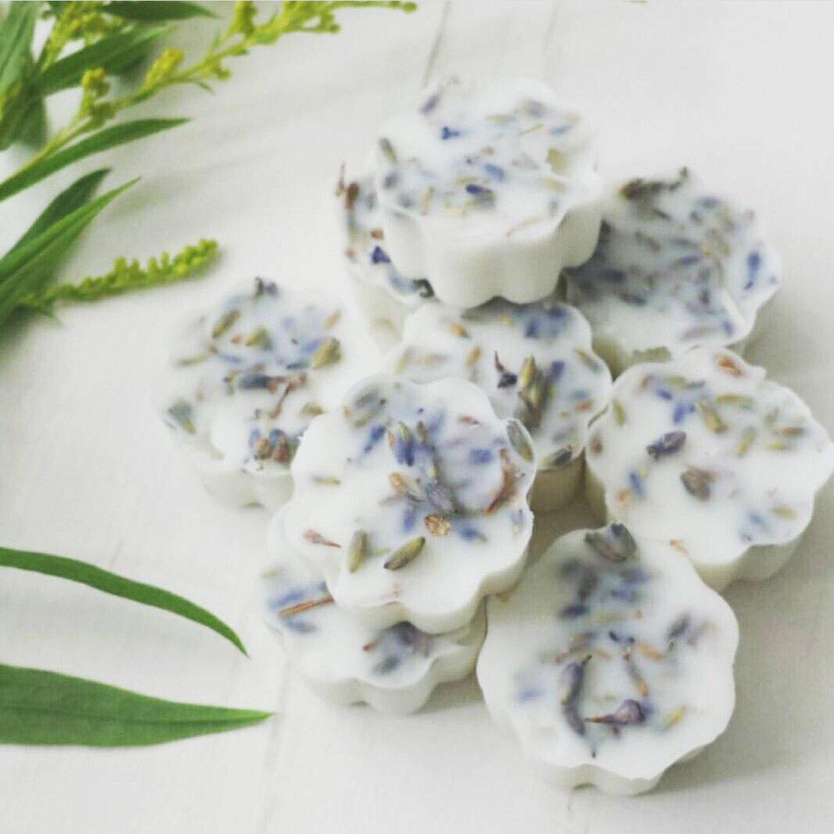 findingmakers's tweet photo. Pretty lavender scented bath melts by @robinandrose #findingmakers #bathmelts #handmade https://t.co/UcdWhIIQRQ https://t.co/jTu0wNntLD