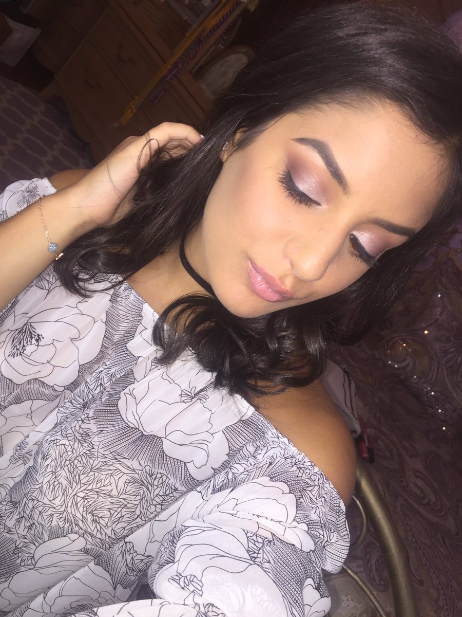 keepinitbieber's tweet image. I like doing makeup hehe