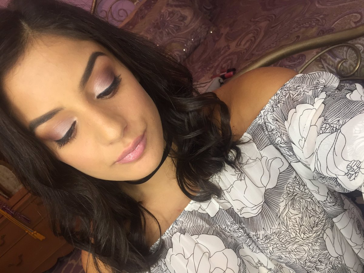 keepinitbieber's tweet image. I like doing makeup hehe