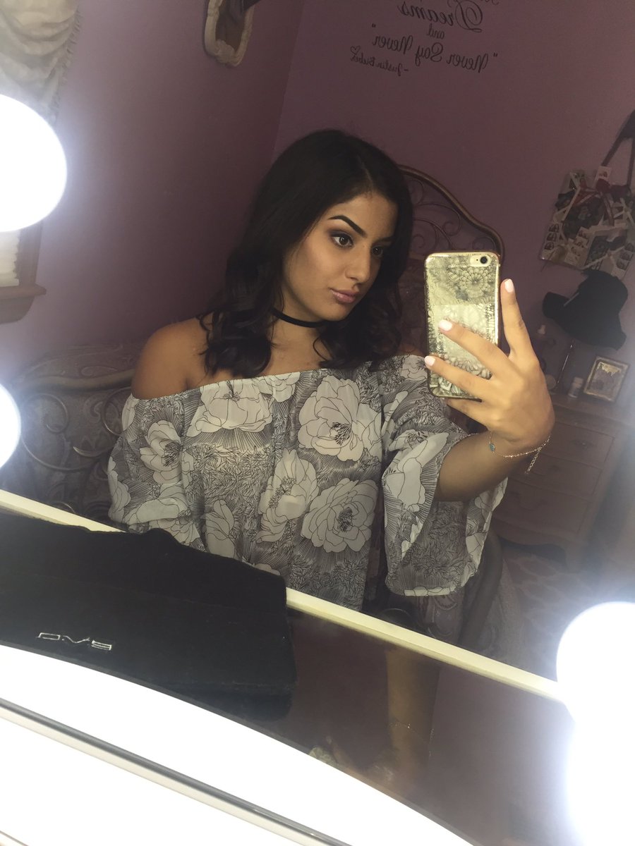 keepinitbieber's tweet image. I like doing makeup hehe