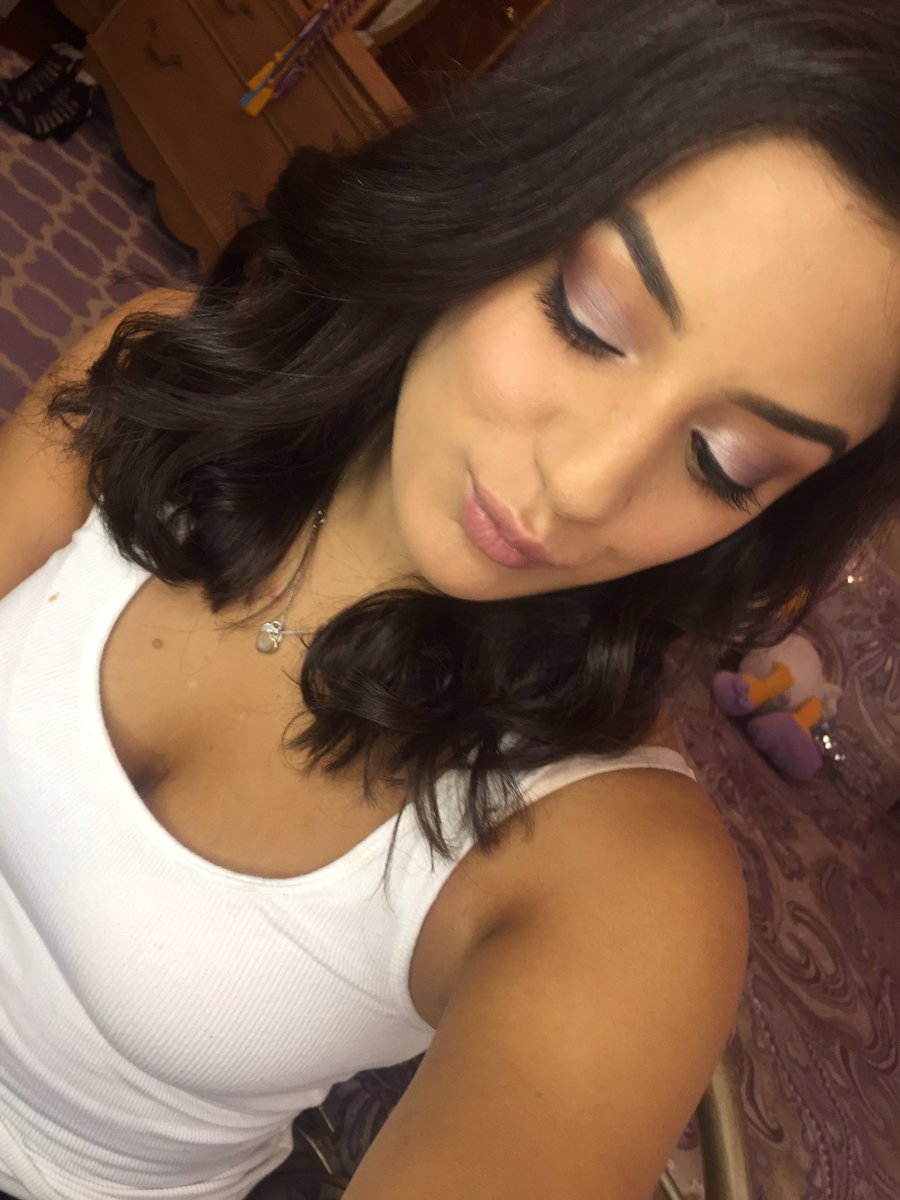 keepinitbieber's tweet image. I like doing makeup hehe