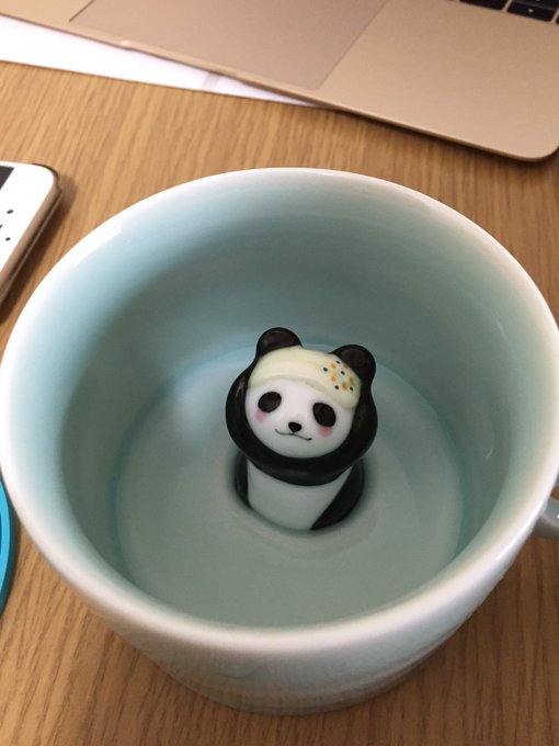 かわいいパンダのマグカップにコーヒーを入れたら 笑