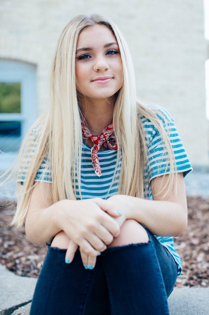emmayardley_'s tweet photo. just sum senior pics bc it's sunday:) https://t.co/lpzJ5i4Avn