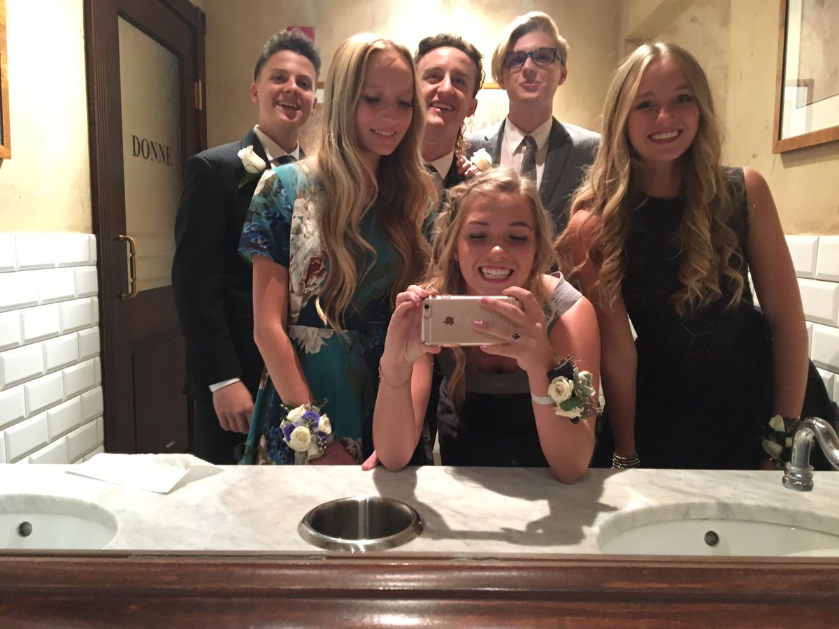 ReaganRosenvall's tweet photo. Homecoming was so fun!!💛 https://t.co/XULW1UYRJU