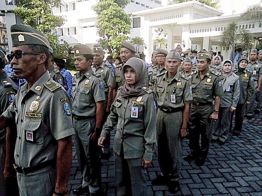 PolppJatim's tweet photo. Upacara rutin yang diikuti setiap tanggal 17 dengan Inspektur Upacara Asisten II Sekdaprov.Jatim, Ir. Hadi Prasetyo https://t.co/g68HcocBZb