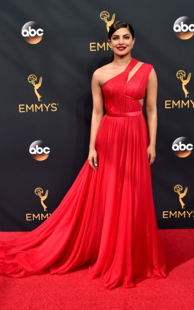 CARASmexico's tweet photo. #modaCARAS Las 10 mejor vestidas de los Emmys 2016 https://t.co/XD7IuXst3L https://t.co/Lc1hN2VYtE
