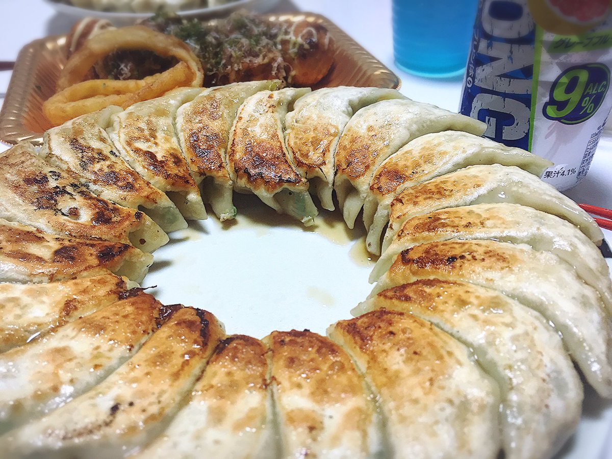 tons0929's tweet photo. 昨日はお休み。
おうち餃子。
酢＋塩胡椒が旨い。 https://t.co/VEYxcVrO0p