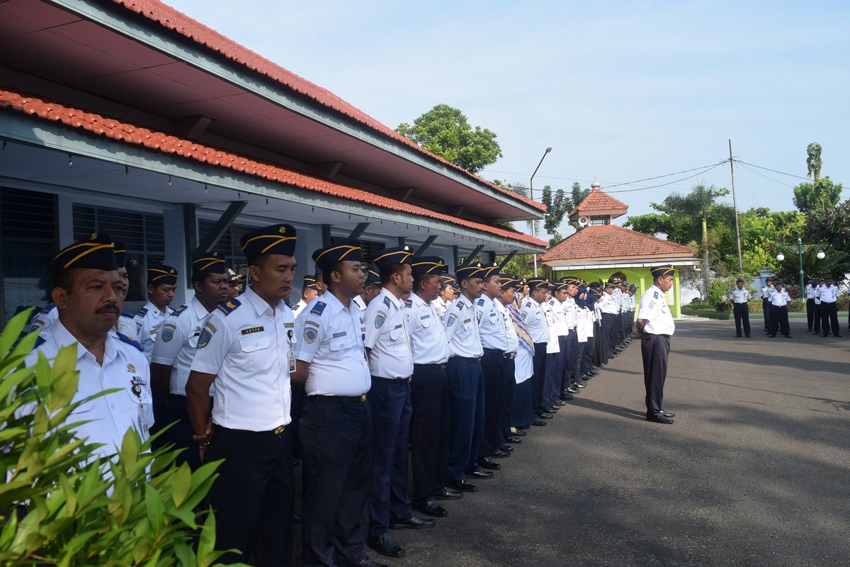 dishubwonogiri's tweet photo. upacara bendera &amp; potong tumpeng dalam rangka memperingati Hari Perhubungan Nasional yg jatuh tgl 17 September 2016 https://t.co/EDViwarjuw