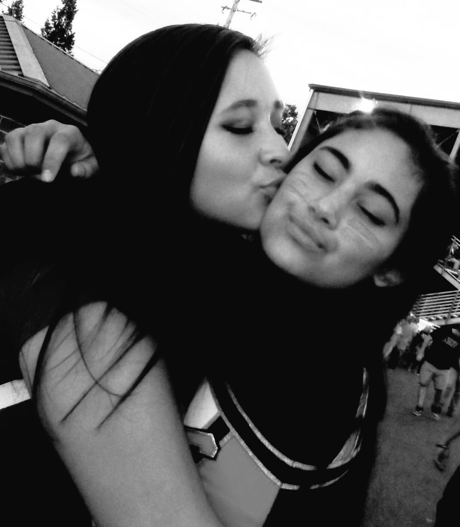TheNikiEspinosa's tweet photo. I love my best friend! ! @BeanConnors https://t.co/MEVGoCRdIF