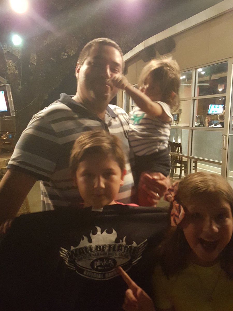 ellesee87's tweet photo. My honey just finished 25 fire in the hole wings @Pluckers #SanMarcos! #WingTime  #HappyBirthdayLorena https://t.co/ZgZ36aDX3D
