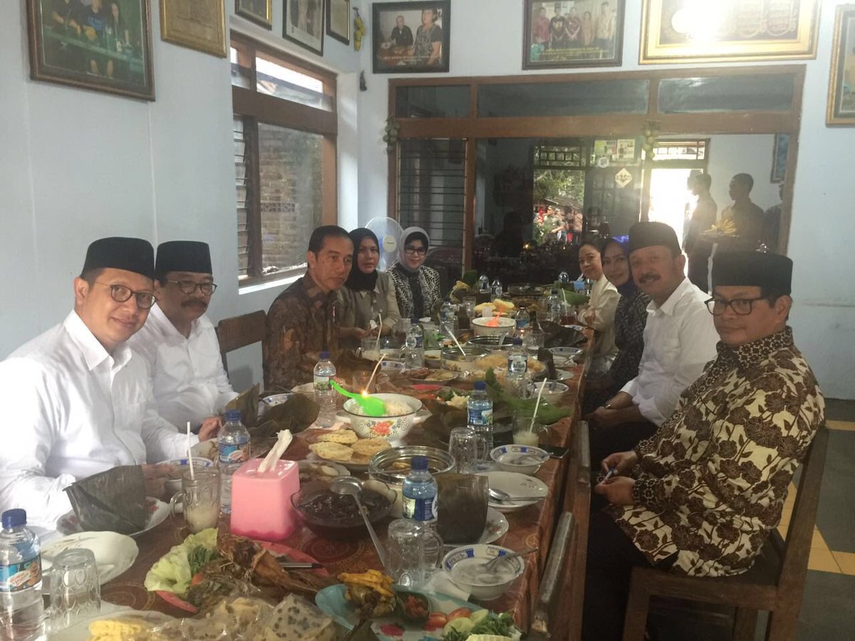pramonoanung's tweet photo. Makan siang garang asem di Warung Parti Ponorogo dgn Presiden @jokowi, Menag @lukmansaifuddin dan @pakdekarwo1950 https://t.co/PH8bqMzehm