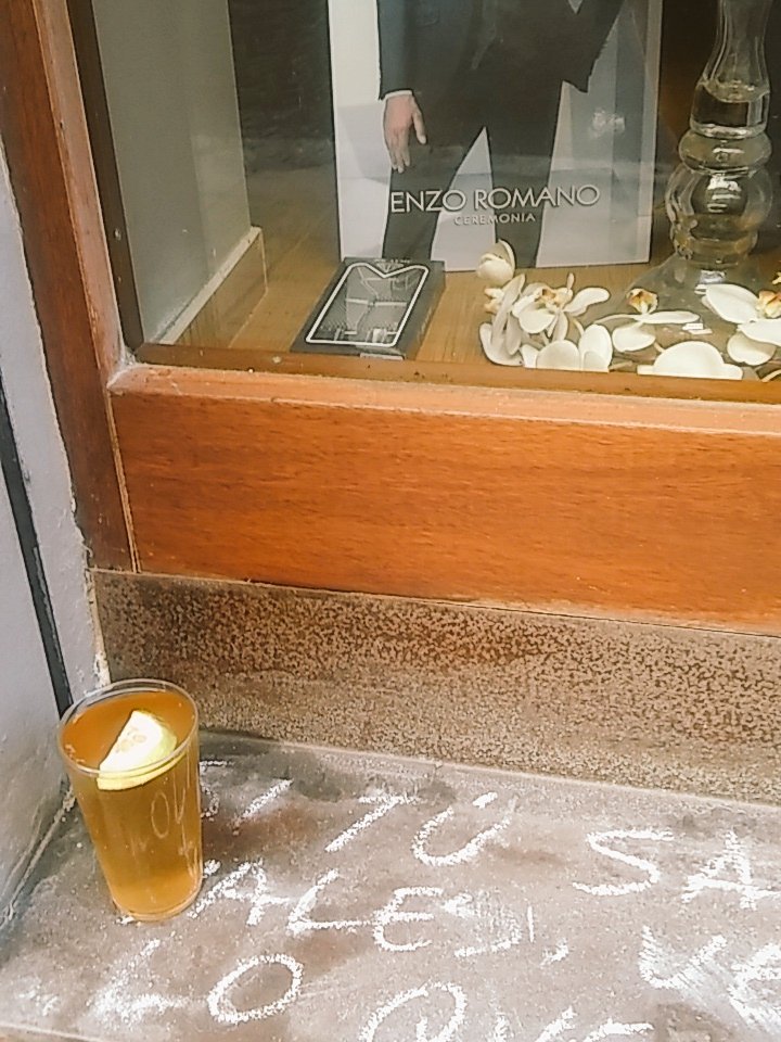 filant_vi's tweet photo. Que potito llegas a la puerta de tú negocio y te encuentras un bonito regalo.Son majos l@s analfaburr@s #quincalvari https://t.co/MdvxCK802d