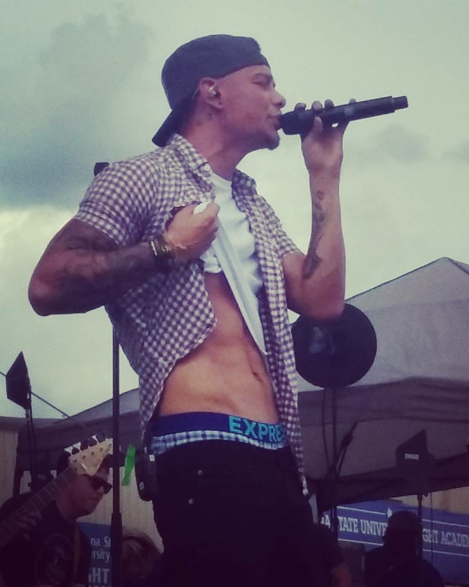 heather_hooop's tweet photo. & the crowd went wild ! @kanebrown #ottmj @hi99country https://t.co/RKV2pI2Hs7