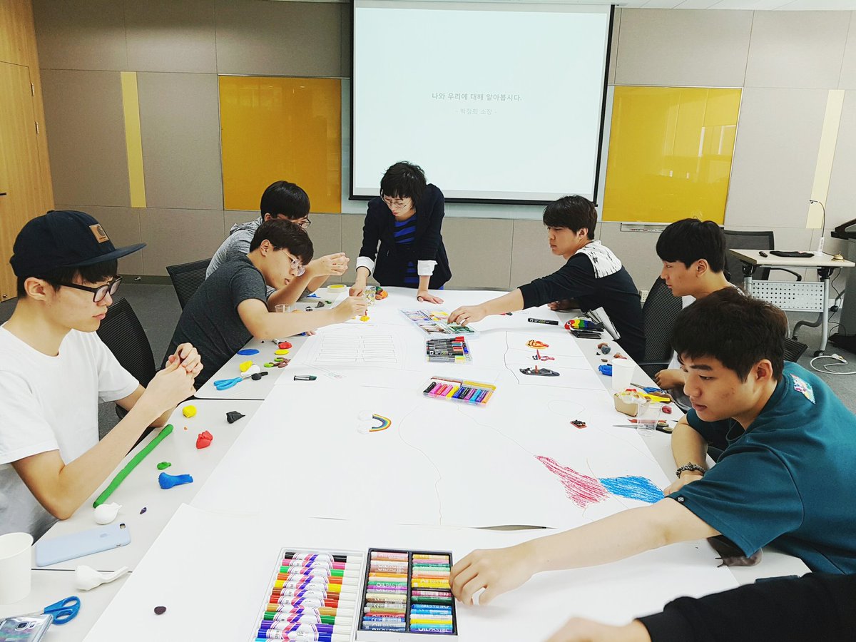 T1LoL's tweet photo. Painting #SKTT1 https://t.co/7iJxVMLT0o