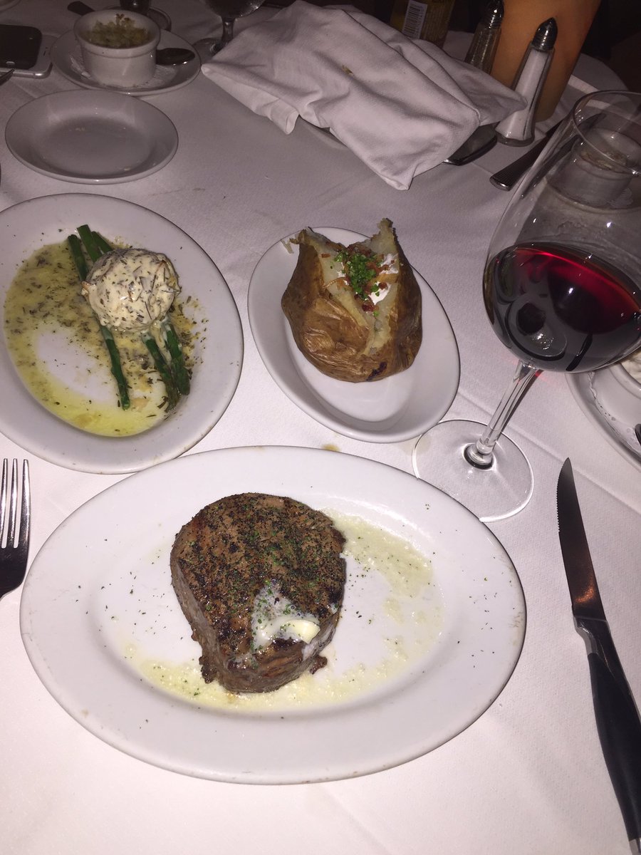 aramburu_'s tweet photo. Filete mignon con merlot mexicano @RuthsChris @CasaMadero 👌🏼#winelover #food #travel #cancun #TomaVinoMexicano https://t.co/nz47mytWxE