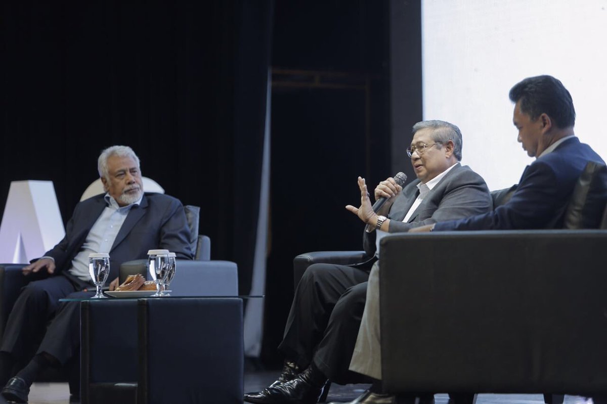 SBYudhoyono's tweet image. Bersama Xanana Gusmao &amp;amp; Dino Patti Djalal pd Konferensi ttg Politik Luar Negeri di era "Dunia Baru", Sabtu (17/9).