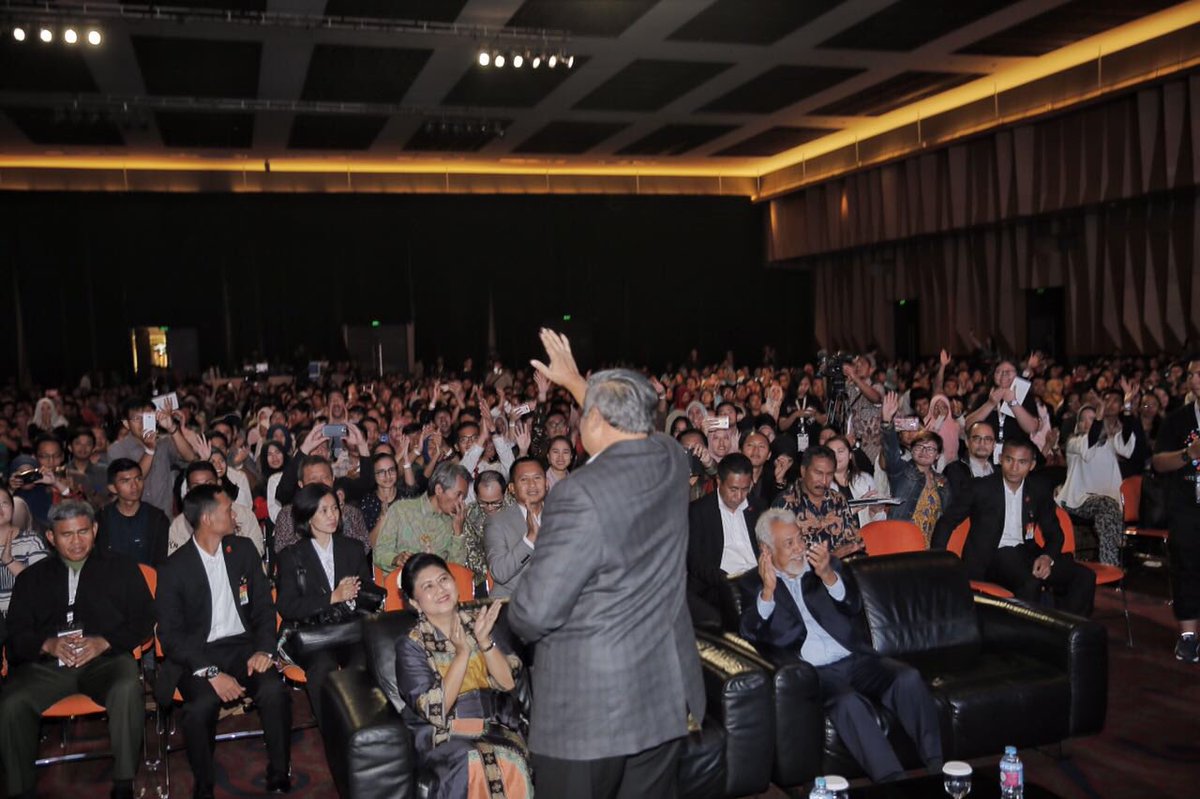 SBYudhoyono's tweet image. Bersama Xanana Gusmao &amp;amp; Dino Patti Djalal pd Konferensi ttg Politik Luar Negeri di era "Dunia Baru", Sabtu (17/9).