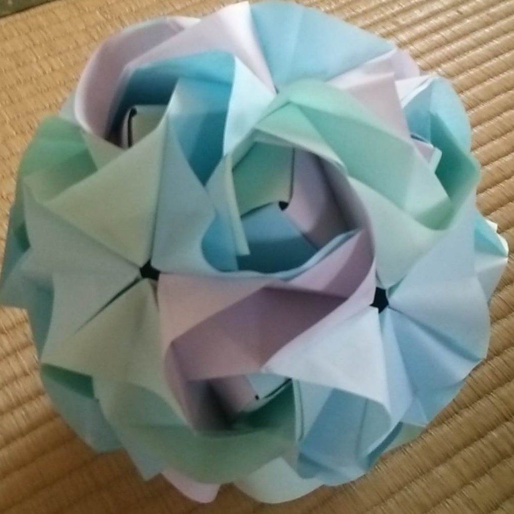 すもも در توییتر 紫陽花のくす玉 色を変えると向日葵やクリスマスversionができるらしい 折り紙作品 くす玉 ユニット折り紙 立体折り紙