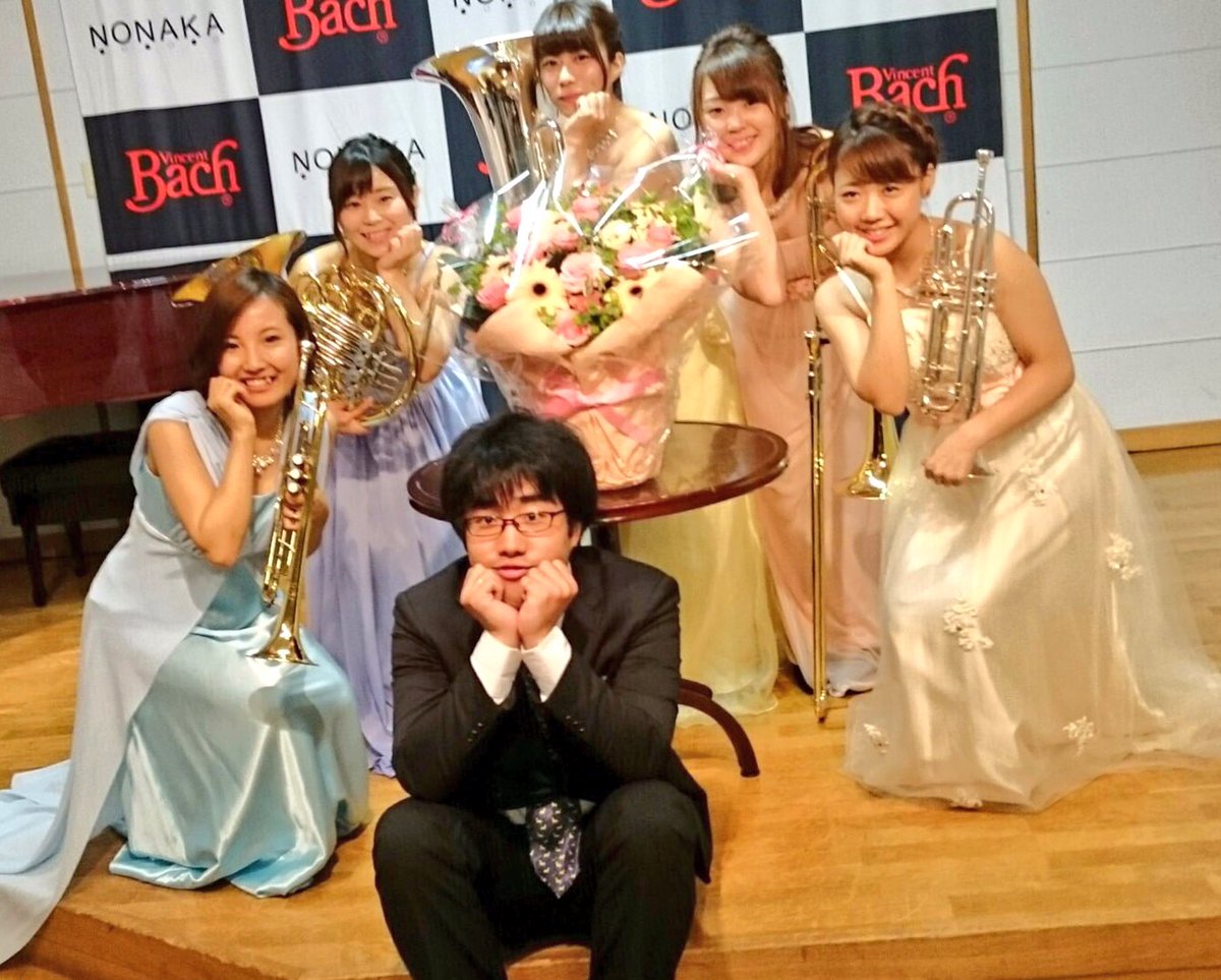 TNB_five's tweet photo. また、以前共演させて頂いた元N響TP奏者の関山先生から、こんなに綺麗な花束をいただきました😳😳！
ちなみにTNB5と名付けて下さったのも関山先生なんですよ♪
そしてそして、アレンジャーの菊川くんとの写真😁素晴らしい編曲をありがとう！ https://t.co/hibOvmTemr