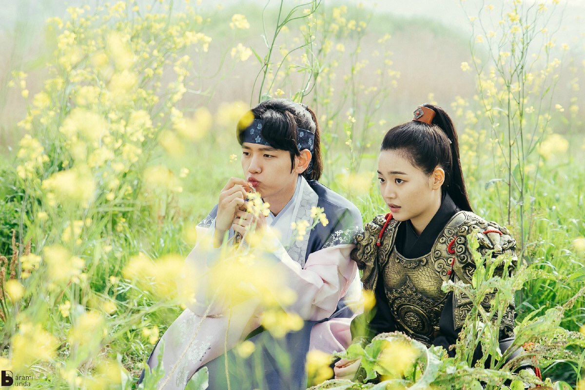 Korseries's tweet photo. แบคฮยอน EXO - จีเฮรา ระหว่างถ่ายทำละคร #MoonLovers ช่อง SBS /สลับร่างกันใช่มั้ย?55555😂 https://t.co/easGb6WWzy