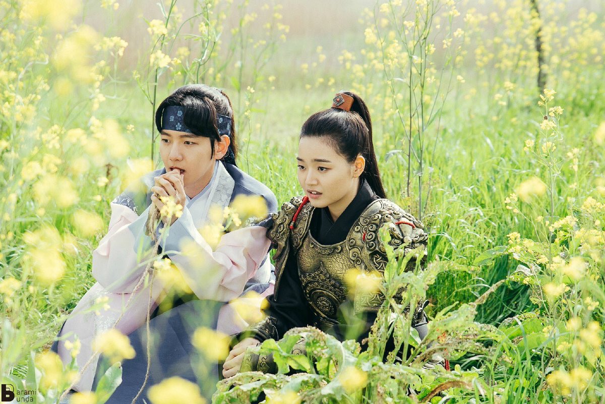 Korseries's tweet photo. แบคฮยอน EXO - จีเฮรา ระหว่างถ่ายทำละคร #MoonLovers ช่อง SBS /สลับร่างกันใช่มั้ย?55555😂 https://t.co/easGb6WWzy
