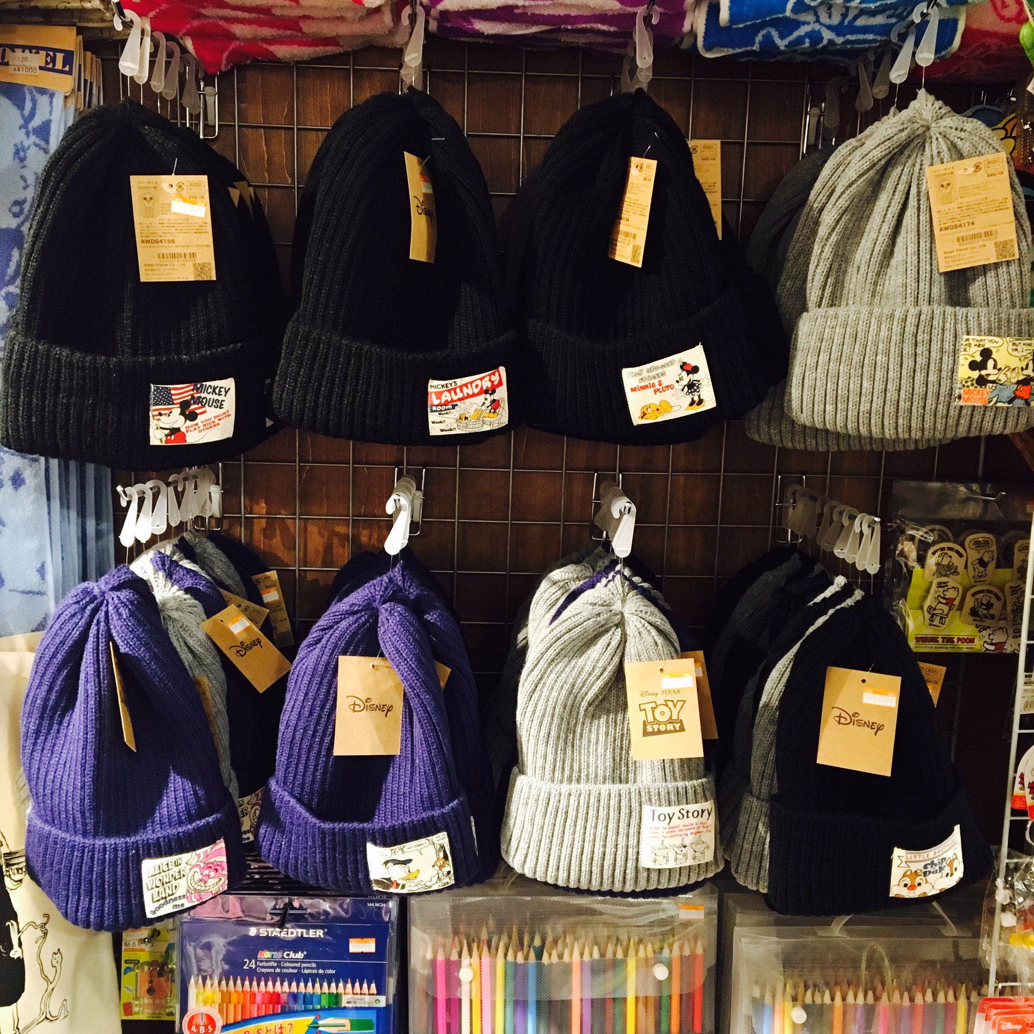 ヴィレッジヴァンガードﾙﾐﾈｴｽﾄ新宿店 A Twitteren ディズニーニット ペアで着けてディズニーリゾートに行きたくなるような ディズニーのニット帽が新たに入荷しました ちょっと大人なデザインがどんな服装にも合う仕上がりになっております リトルグリーンメン