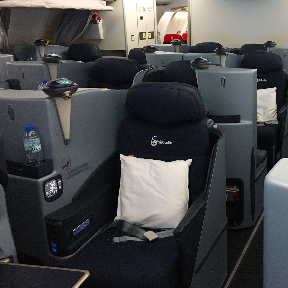 svhennig's tweet photo. Von 6:15 Flugzeit 5:55 zu schlafen. Guten Morgen @airberlin #Business #AUhTXL #fit https://t.co/qoXE97fub3