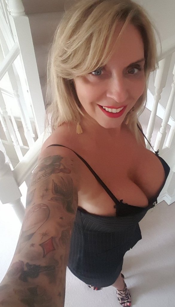 Op01Steve's tweet photo. #milfmonday Start the week off by #follow #rt @mistressstefan1, twitters no1 Milf and loveliest lady 😘Xxxxxx https://t.co/TRQDPd4TcB